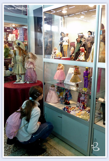 Экспозиция выставки кукол