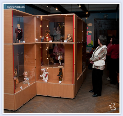 Экспозиция выставки кукол
